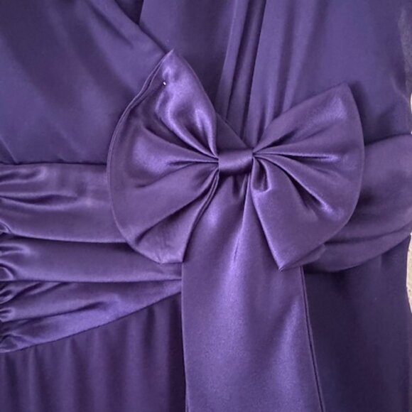 Vestido Morado Elegante con Lazo y Falda Fluida (Deep purple dress) - Picture 4 of 6